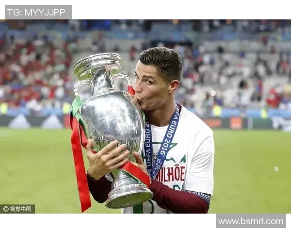 马丁内斯的传奇之路：从青涩球员到世界级教练的蜕变与成就