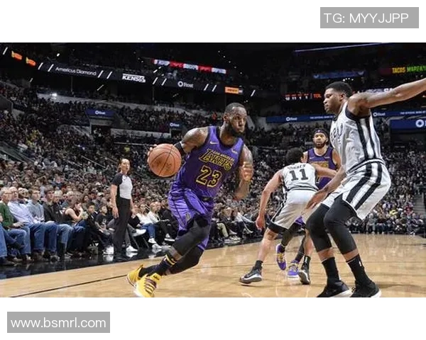 湖人对火箭半场比分揭晓精彩瞬间回顾与分析